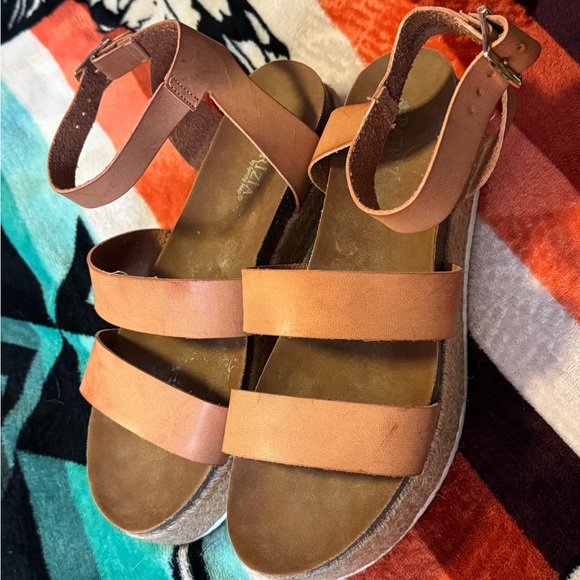 Spring Step Tan Platform Sandals - Picture 9 of 11
